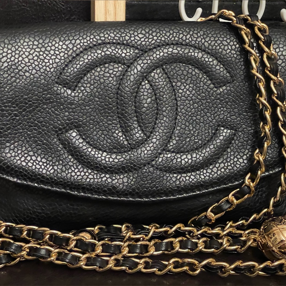 Chanel Caviar Short Wallet with Chain - Picture 2 of 16